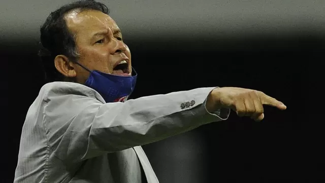 Juan Reynoso ya se ganó su permanencia en Cruz Azul, señaló el presidente del club