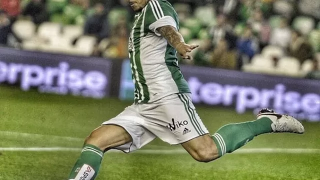 Juan Vargas anotó su primer gol con el Betis y Luis Advíncula lo 'trolleó'-foto-1
