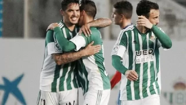 Vargas celebrando su primer gol con el Betis.-foto-1