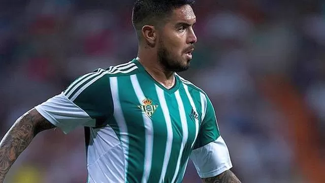 Juan Vargas se relaja previo al Barcelona vs. Betis en el Camp Nou-foto-1