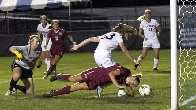 Jugadora arriesga su integridad física al marcar un tanto de cabeza 