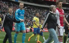 Jugadores del Ajax salieron al campo junto a sus madres por su día - Noticias de madre-familia