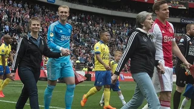 Jugadores del Ajax salieron al campo junto a sus madres por su día