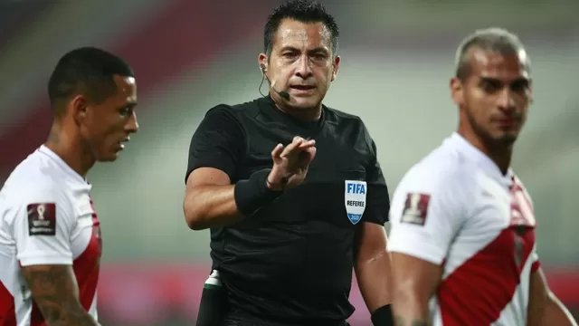 Julio Bascuñán tuvo un polémico arbitraje en el Perú vs. Brasil por Eliminatorias. | Foto: AFP