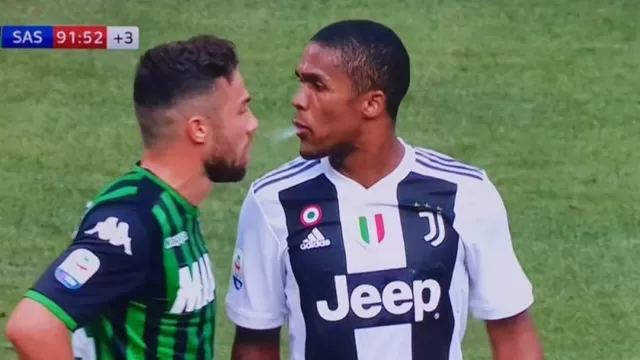 Juventus: Douglas Costa se disculpó por haber escupido a un rival