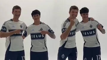 Kenji Cabrera posó junto a Thomas Müller en Vancouver Whitecaps
