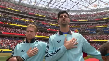 De Bruyne y Courtois aparecieron abrazados en himno de Bélgica: ¿son amigos de nuevo?