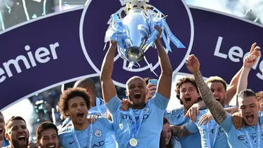 Kompany levant&amp;oacute; la &amp;uacute;ltima Premier League con el City. | Foto: AFP