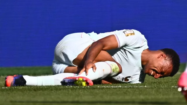 Kylian Mbappé salió sentido del campo ante Marruecos. Foto: Reuters