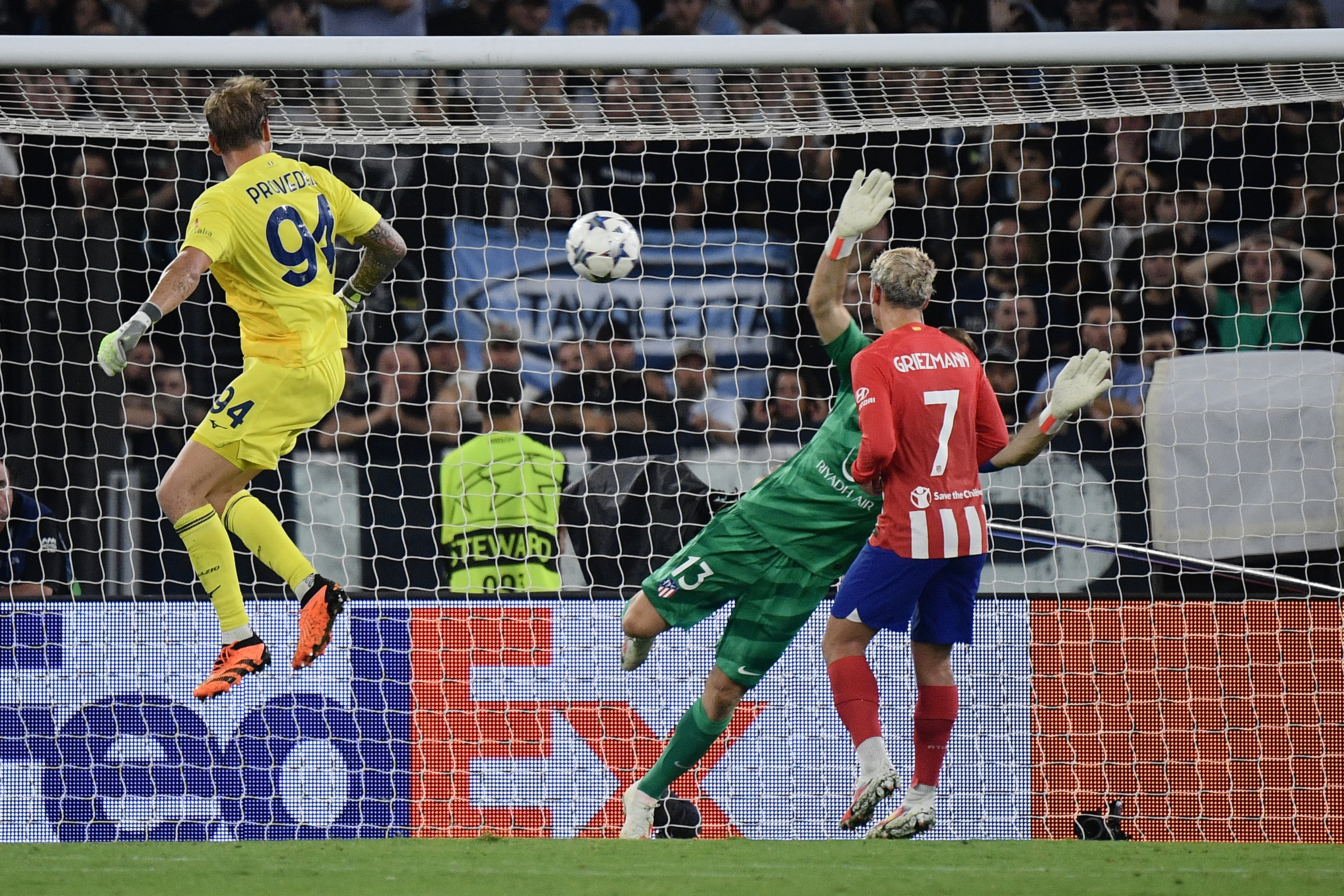 Provedel conectó de cabeza y puso el 1-1 para la Lazio ante el Atlético de Madrid. | Foto: AFP.