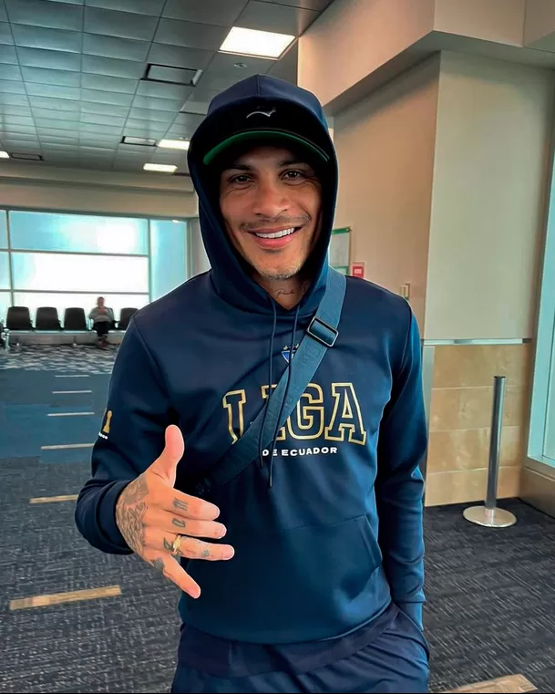 Paolo Guerrero rumbo a Uruguay. | Foto: LDU