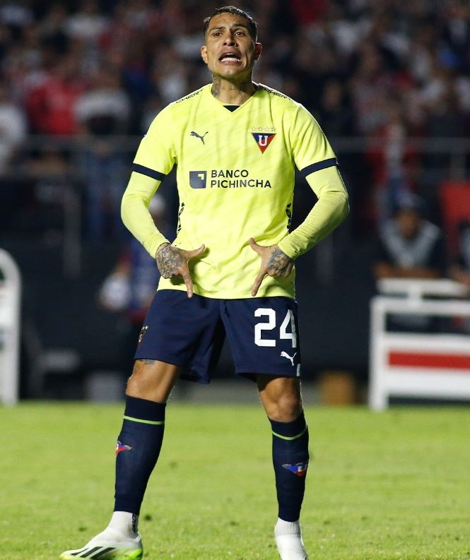 Paolo Guerrero festejando el gol en la tanda de penales. | Foto: AFP