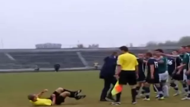 Le cobran un penal en contra y le mete brutal puñetazo al árbitro