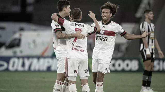 Lecaros regresó a una convocatoria del Botafogo, pero no celebró: Flamengo le ganó 1-0