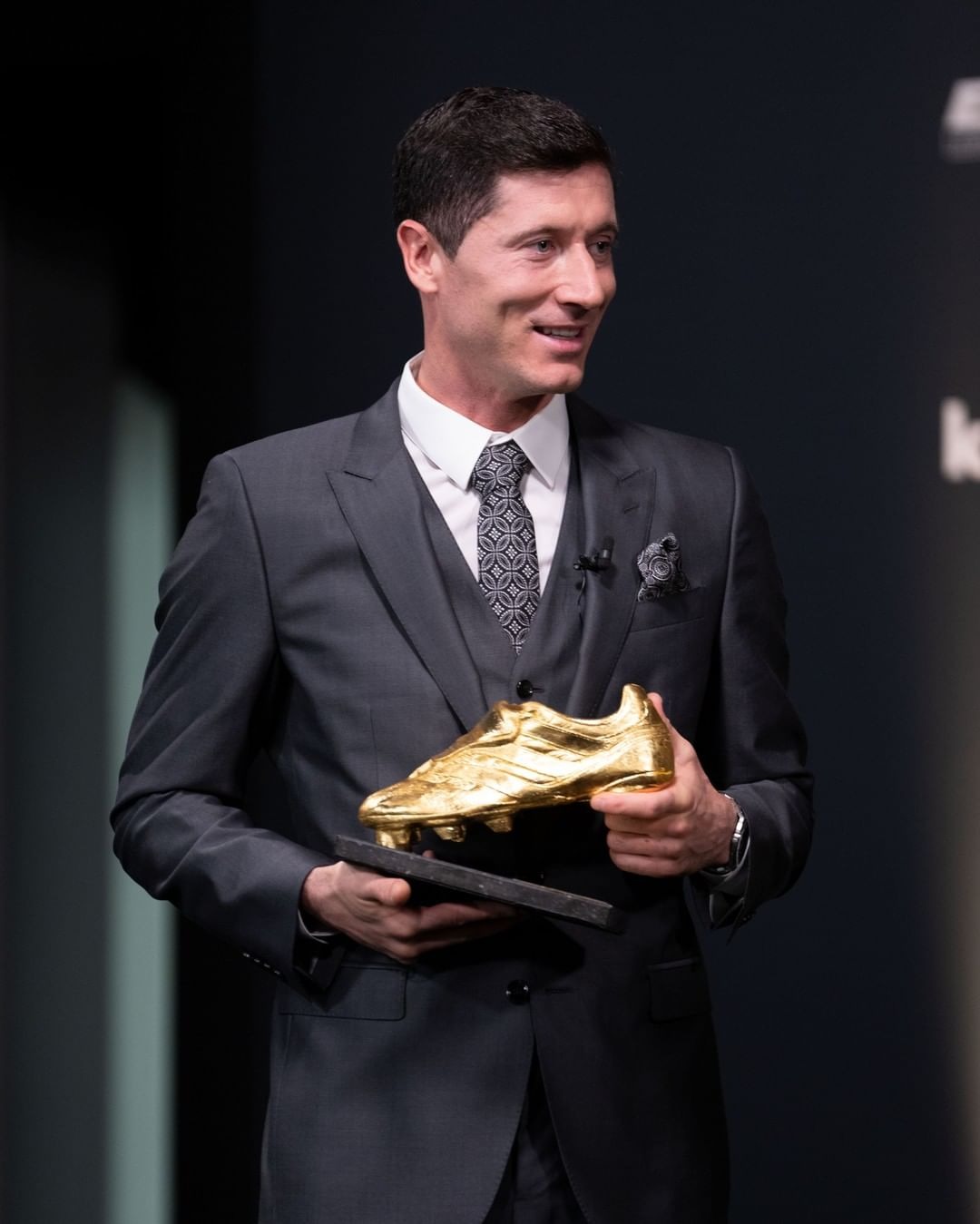 Robert Lewandowski recibió la Bota de Oro 2020/21 | Foto: ESPN.