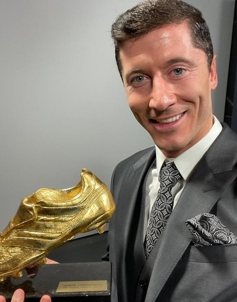 Robert Lewandowski recibió la Bota de Oro 2020/21 | Foto: ESPN.