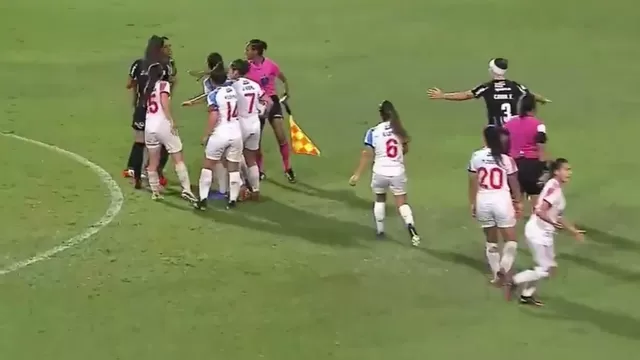 El acto racista se cometió tras el sexto gol de Corinthians. | Video: Conmebol