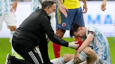 Lio Messi es atendido tras planchazo de Fabra. Foto: Olé Lio Messi es atendido tras planchazo de Fabra. Foto: Olé