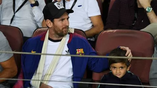 Messi y Thiago alentando al Barcelona desde la tribuna del Camp Nou. | Foto: AFP