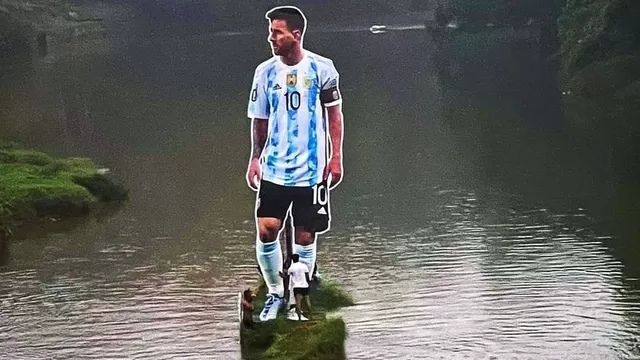 ¡Impresionante! Colocan una gigantografía de Messi en medio de un río en la India