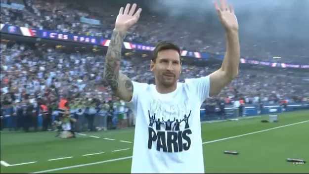 Messi fue presentado en el Parque de los Príncipes y la hinchada del PSG enloqueció