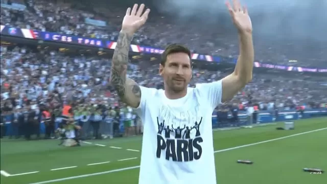 Messi fue presentado en el Parque de los Príncipes y la hinchada del PSG enloqueció