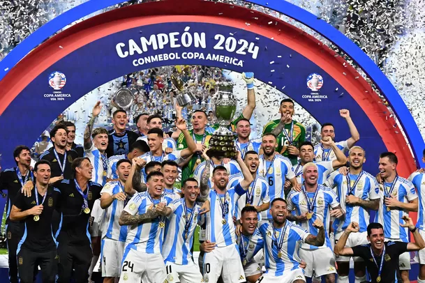 Messi levantando la Copa América 2024 tras derrotar 1-0 a Colombia. | Foto: AFP.