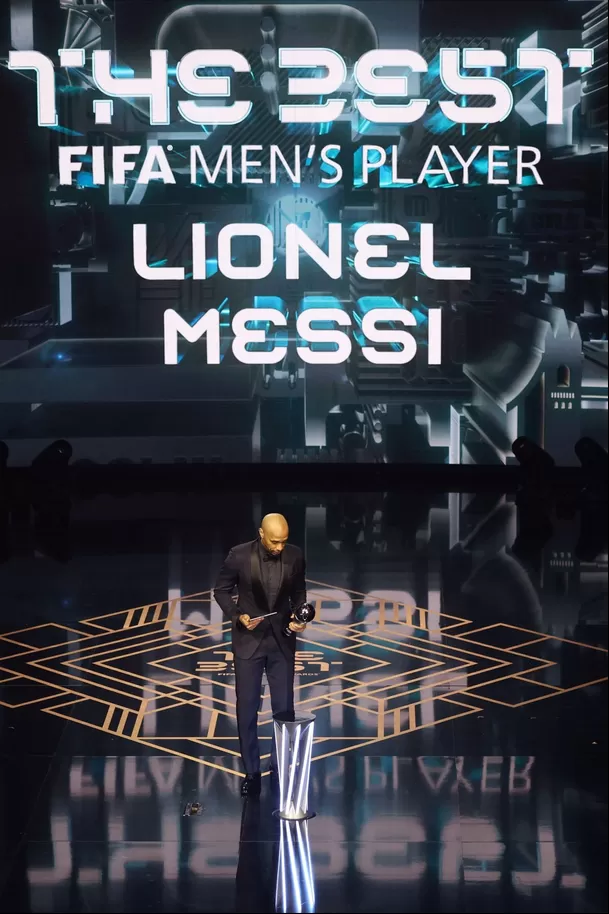 Henry recibió el premio de Messi. | Foto: AFP