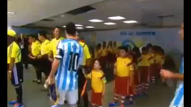 Lionel Messi ignoró a niño que quiso saludarlo antes de salir al campo