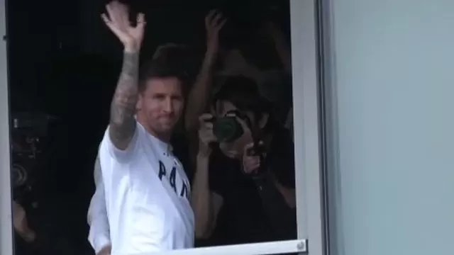 Lionel Messi llegó a París y lo primero que hizo fue saludar a los hinchas del PSG