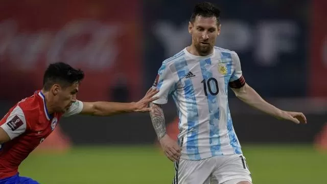 El seleccionado chile no hizo más rendirse ante el talento del argentino. | Foto: AFP