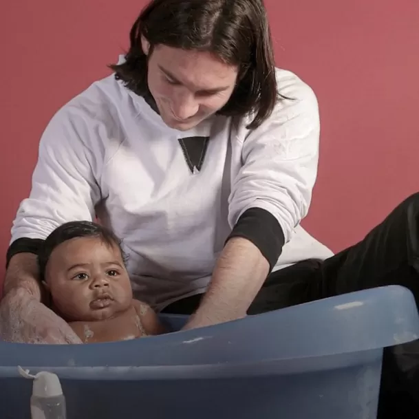 Lionel Messi bañando a Lamine Yamal en una sesión fotográfica / X