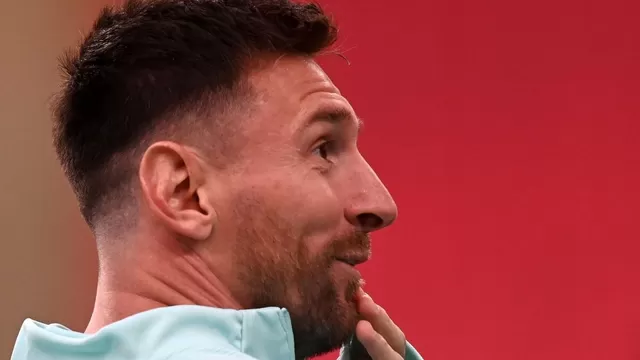 A pura sonrisa: Lionel Messi realizó su primer entrenamiento en Qatar