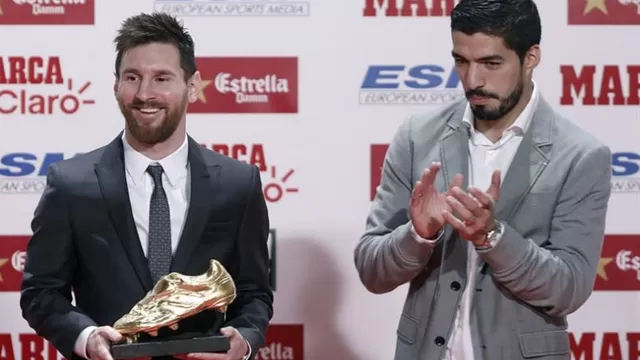 Lionel Messi recibe la Bota de Oro de manos de Luis Suárez. Foto: EFE