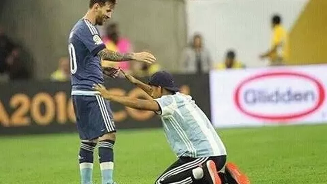 El momento que el fan&amp;aacute;tico le hace la reverencia a Messi.-foto-1