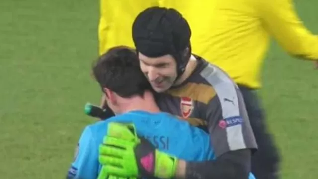 Lionel Messi y Petr Cech: el emotivo abrazo tras el fin de un &#39;maleficio&#39;