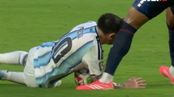 Momento exacto donde Messi se pega un rodillazo con su rival. Foto: Captura Momento exacto donde Messi se pega un rodillazo con su rival. Foto: Captura
