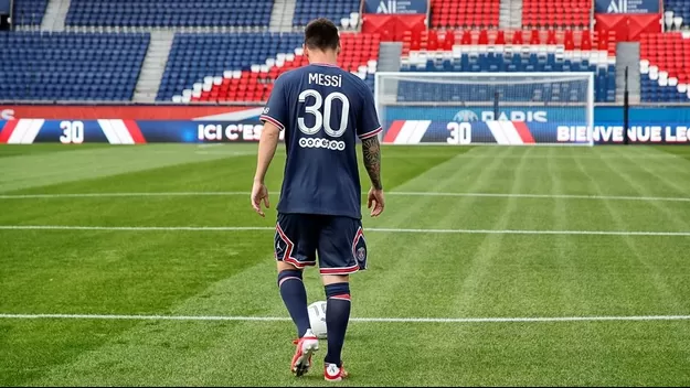 Lionel Messi ya domina el balón en el Parque de los Príncipes, estadio del PSG