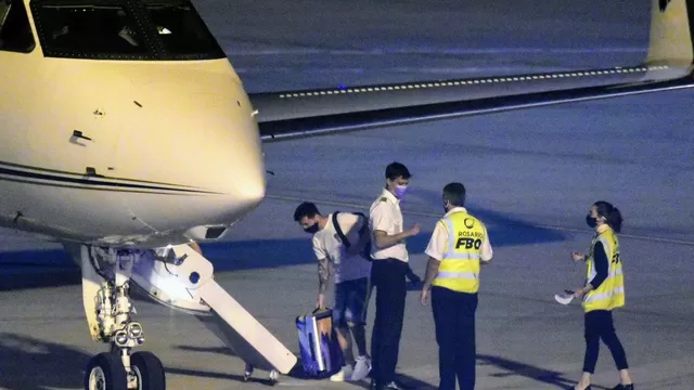 Messi tomó su avión privado en el que viajó con Antonella y sus hijos. | Foto: Clarín