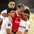 Lisandro Martínez fue cargado por Montiel y Acuña al lesionarse en el Manchester United vs. Sevilla 