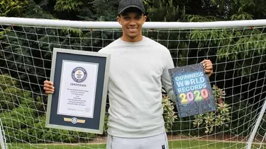 Trent Alexander-Arnold tiene 21 años | Foto: Record Guinness.