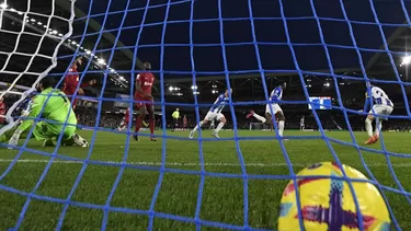 Danny Welbeck marcó el 3-0 a los 82&#39;. | Foto: AFP/Video: Espn