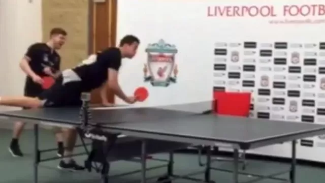 Liverpool: Manquillo quiso hacerse el experto en ping pong y derribó mesa