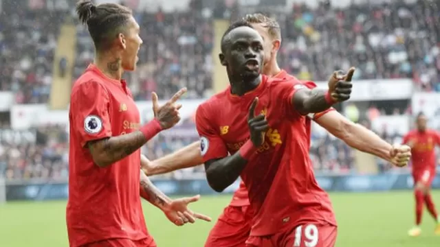 Liverpool remontó 2-1 a Swansea y se puso a dos puntos de Manchester City