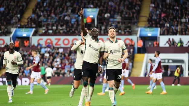 Liverpool sufrió para ganar 2-1 al Aston Villa y se mantiene en pelea por el título