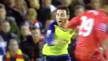 Liverpool vs. Arsenal: Cazorla recibió brutal &#39;planchazo&#39; en el pecho