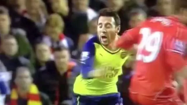 Liverpool vs. Arsenal: Cazorla recibió brutal &#39;planchazo&#39; en el pecho