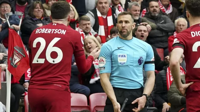 Liverpool vs. Arsenal: Suspenden a árbitro asistente por codazo a Andrew Robertson