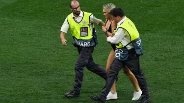 Liverpool vs. Tottenham: ¿quién es la mujer que invadió semidesnuda el campo? Liverpool vs. Tottenham: ¿quién es la mujer que invadió semidesnuda el campo?