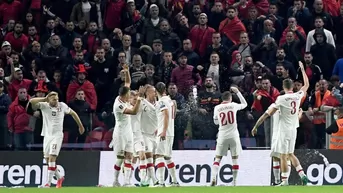 Lluvia de botellas desde la tribuna causó suspensión del Albania vs. Polonia 